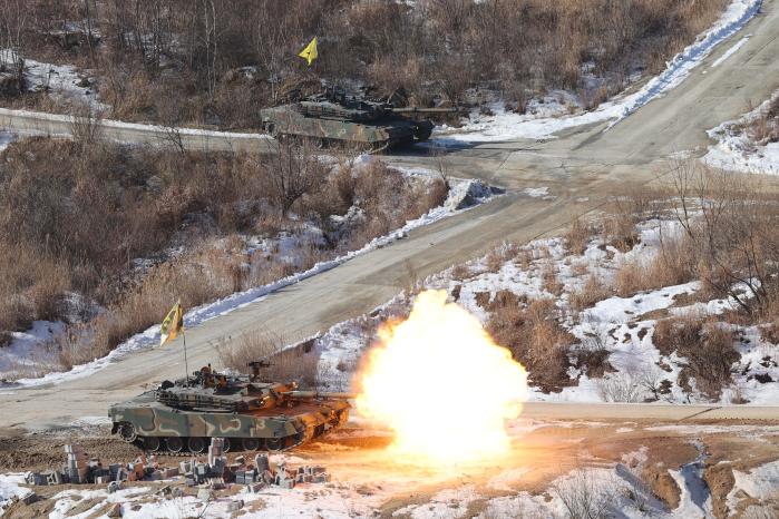 막강 화력 23일 경기 포천시 승진과학화훈련장에서 이뤄진 공지합동 통합화력운용 실사격 훈련에서 육군17보병사단 K1E1 전차가 목표물을 향해 포탄을 발사하고 있다. 조종원 기자