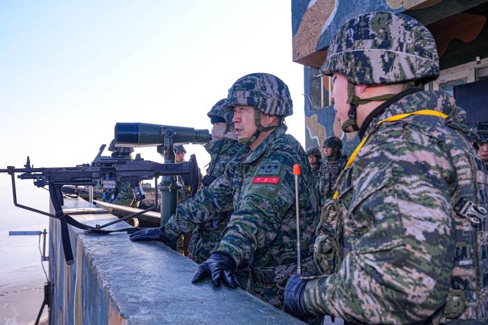 주일석(오른쪽 둘째) 해병대사령관이 지난 25일 말도소초에서 시스템에 의한 작전대비태세를 강조하고 있다. 해병대 제공