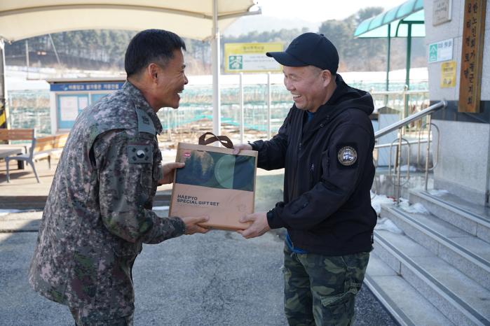 육군수도기계화보병사단 혜산진여단 경수현 주임원사가 부대 인근 마을회관을 방문해 위문품을 전달하고 있다. 부대 제공