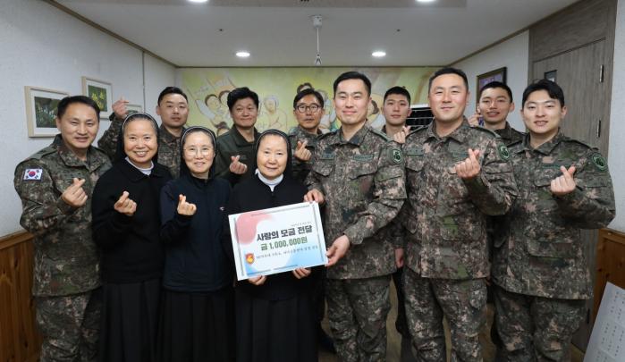 육군55보병사단 산성여단 성남대대와 야탑예비군훈련대 장병들이 24일 인보의 집에 기부금을 전달하고 있다. 사진 제공=최태준 대위