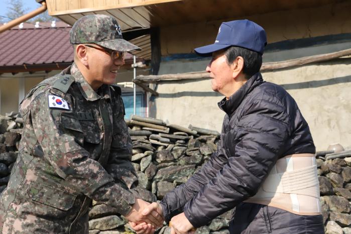 김광석 육군35보병사단장이 6·25전쟁 참전용사 강완진 옹을 만나 새해 인사를 하고 있다. 부대 제공