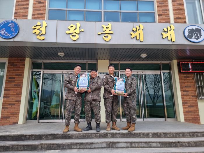 육군39보병사단 모범 장병에 선정된 천왕봉대대 상근예비역들이 선물 받은 쌀을 들어 보이고 있다. 부대 제공