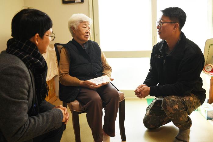 해군군수사 병기탄약창 권영관(오른쪽) 주임원사와 강봉철(왼쪽) 대표군무원이 보훈가족을 찾아 위문하고 있다. 사진 제공=이상은 상사