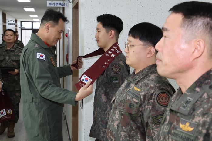 김명수 합참의장이 경기 이천시 육군항공사령부에서 모범장병을 격려하고 있다.