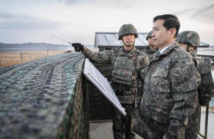 김선호(맨 앞) 국방부 장관 직무대행이 29일 육군9보병사단 강안경계부대를 방문해 현행작전태세를 점검하고 있다. 국방부 제공