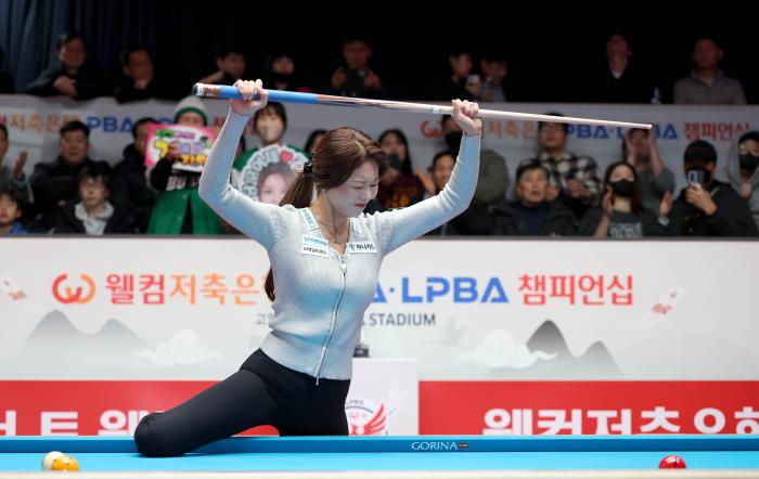 ‘당구 여제’ 김가영(하나카드)이 29일 경기 고양시 킨텍스 PBA 스타디움에서 열린 ‘웰컴저축은행 PBA-LPBA 챔피언십’ LPBA 결승전에서 김민아(NH농협카드)를 세트 점수 4-2로 물리치고 환호하고 있다. 6연속 정상에 오른 김가영은 남녀 최다 통산 13승을 달성했다. 연합뉴스