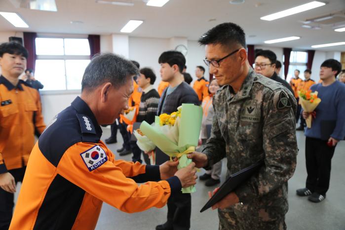 하트 세이버로 선정된 육군35보병사단 최상윤 중령이 부여소방서장 표창과 꽃다발을 받고 있다. 부대 제공