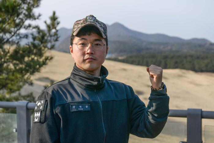 다친 의료 취약지역 주민을 신속히 응급처치한 해병대6여단 65대대 군의관 강현준 해군대위. 부대 제공