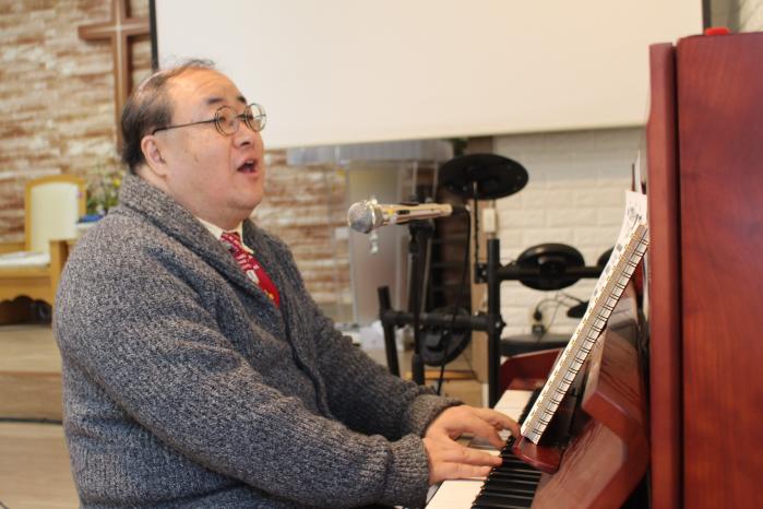 치과의사로 일하면서 14년째 일요일마다 군교회에서 장병들을 만나는 최창균 목사가 교회에서 피아노를 연주하며 찬송가를 부르고 있다.
