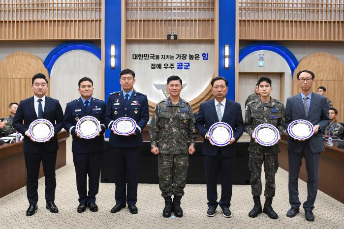 이영수(가운데) 공군참모총장이 3일 공군본부에서 열린 ‘2024년 공군을 빛낸 인물과 단체 시상식’에서 수상자들과 함께 기념촬영을 하고 있다. 공군 제공