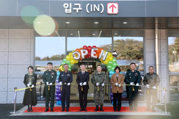 장준화(왼쪽 넷째) 국군복지단장과 박진원(소장·오른쪽 넷째) 육군9보병사단장, 김은성(오른쪽 셋째) 국방부 보건복지관 등이 와마트 일산점 개점식에서 테이프를 자르고 있다.