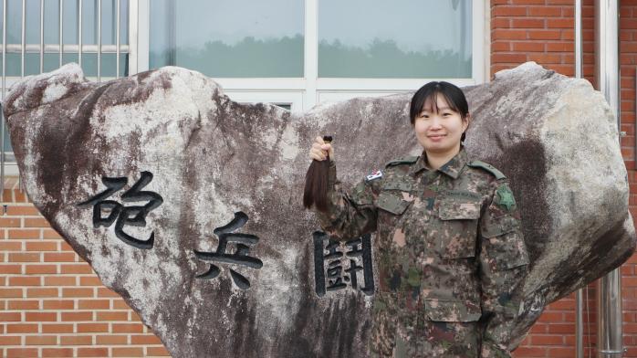 육군6보병사단 포병여단 최승연 중사(진)가 소아암 환자를 위해 기부한 머리카락을 들어 보이고 있다. 부대 제공