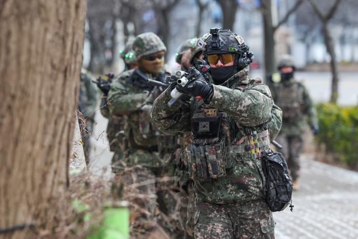 육군51보병사단이 4일 경기 평택시 포승국가산업단지 일원에서 혹한기 훈련의 하나로 실시한 도시지역 탐색·격멸작전에 동참한 육군수도군단 특공연대 장병들이 적을 탐색·격멸하기 위해 기동하고 있다. 