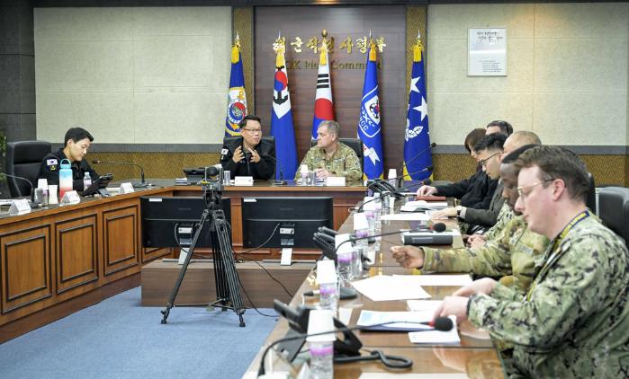 이남규 해작사 해양작전본부장이 5일 부대를 방문한 존 패트릭 주한 미 우주군사령관과 해양우주작전 협력 방안을 논의하고 있다. 부대 제공