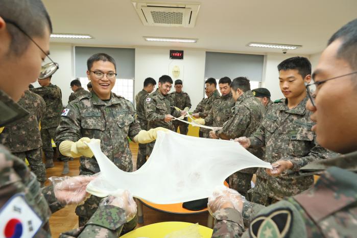 전북 임실군이 마련한 치즈 체험 행사에 참가한 육군35보병사단 장병들. 임실군 제공