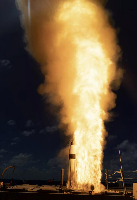 미 해군 알레이 버크급 이지스 구축함 피츠제럴드(Fitzgerald)함이 SM3 블록ⅠA를 발사하고 있다. 출처=미 해군 공식 홈페이지