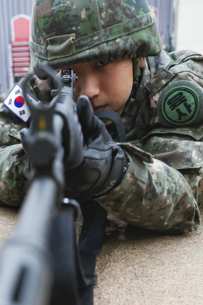 화랑기초훈련을 받는 육군사관학교 85기 예비생도가 6일 사격술 예비훈련에 집중하고 있다. 예비생도들은 5주간의 화랑기초훈련에서 군인으로서 갖춰야 할 기본자세와 기초전투기술을 익히고 있다.