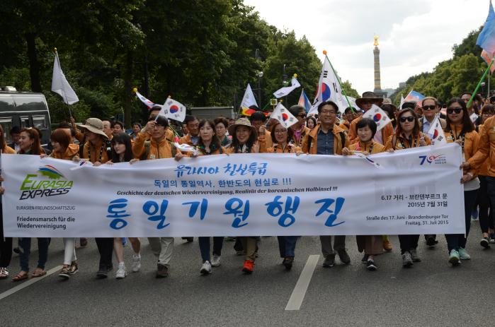 브란덴부르크문까지 친선특급단원들이 통일을 기원하는 행진을 하고 있다.