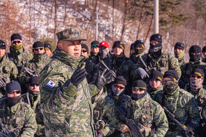 주일석 해병대사령관이 8일 강원 평창군 황병산 산악종합훈련장 내 설상기동훈련장에서 훈련 중인 수색대대원들에게 ‘전투에서 승리를 보장하는 강인한 체력과 해병대 정신’을 강조하고 있다. 해병대 제공