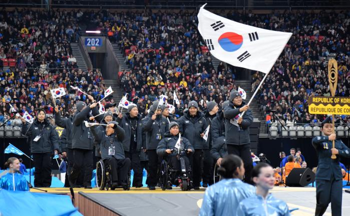 ‘2025 캐나다 인빅터스 게임’에 출전한 대한민국 상이군인선수단이 8일(현지시간) 캐나다 밴쿠버 BC플레이스 스타디움에서 열린 개막식에서 태극기를 앞세우고 입장하고 있다. 사진 제공=보훈부 공동취재단