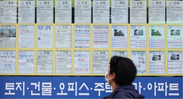 서울 송파구의 한 부동산중개업소에 매물 안내장이 붙어 있다. 연합뉴스