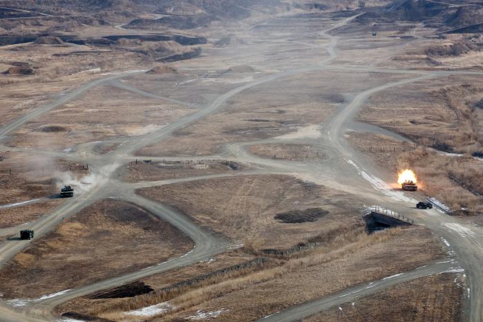 육군15보병사단 K1 전차가 10일 경기 포천시 로드리게스 훈련장에서 열린 ‘한미연합 제병협동 실사격 훈련’ 중 사격하고 있다.
