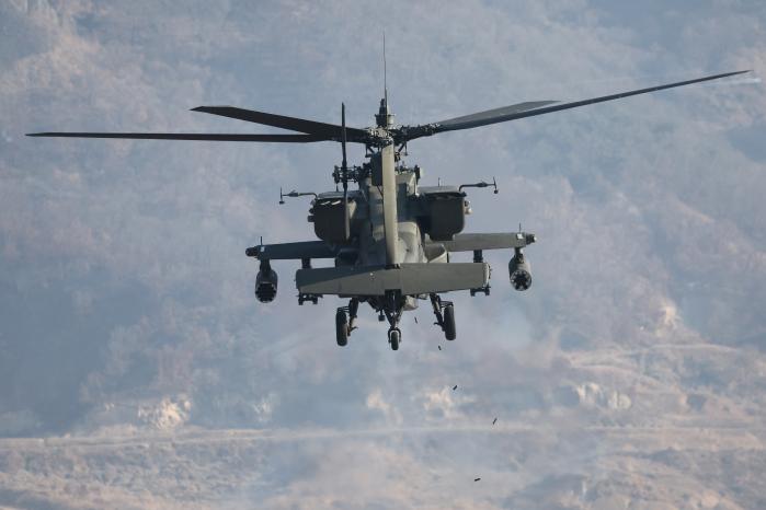공중에서 30㎜ 기관포를 발사하는 미 AH-64E 아파치 공격헬기.