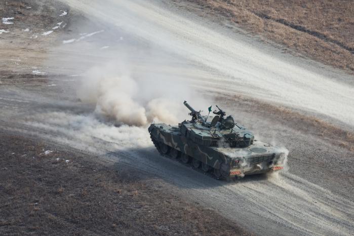 육군15보병사단 K1 전차가 흙먼지를 일으키며 기동하고 있다.