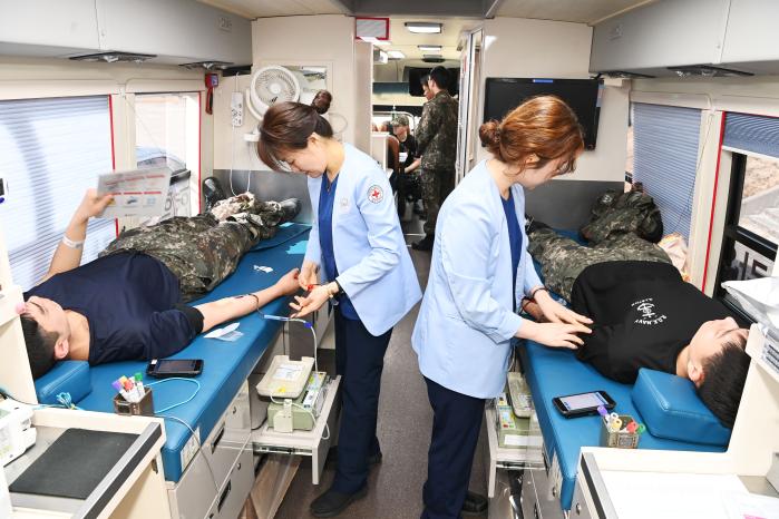 해군기동함대사령부 장병이 10일 부대를 방문한 대한적십자사 제주혈액원 헌혈 버스에서 헌혈하고 있다. 사진 제공=김병훈 상사