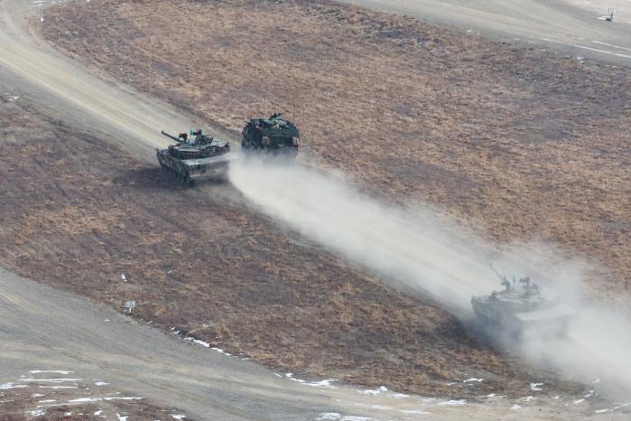 나란히 질주 한미 육군이 10일 경기 포천시 로드리게스 훈련장에서 진행한 ‘한미 연합 제병협동 실사격 훈련’에서 육군15보병사단 K1 전차(앞 왼쪽)와 미2사단/한미연합사단 스트라이커 장갑차가 함께 기동하고 있다. 양동욱 기자