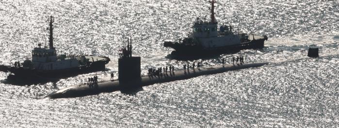 미 핵 추진 잠수함 ‘알렉산드리아함’ 국내 첫 입항 미국 해군 로스앤젤레스급 핵 추진 잠수함 알렉산드리아함(SSN-757·6900톤급)이 10일 오전 부산시 남구 해군작전사령부 부산작전기지에 승조원 휴식과 군수품 적재 등을 위해 입항하고 있다. 국내에 처음 입항하는 이 잠수함은 길이 110m, 폭 10m, 승조원 140여 명 규모다. 해군은 “알렉산드리아함 입항을 계기로 한미 해군 간 교류 협력을 증진하고 연합방위태세를 더욱 공고히 할 계획”이라고 밝혔다. 연합뉴스