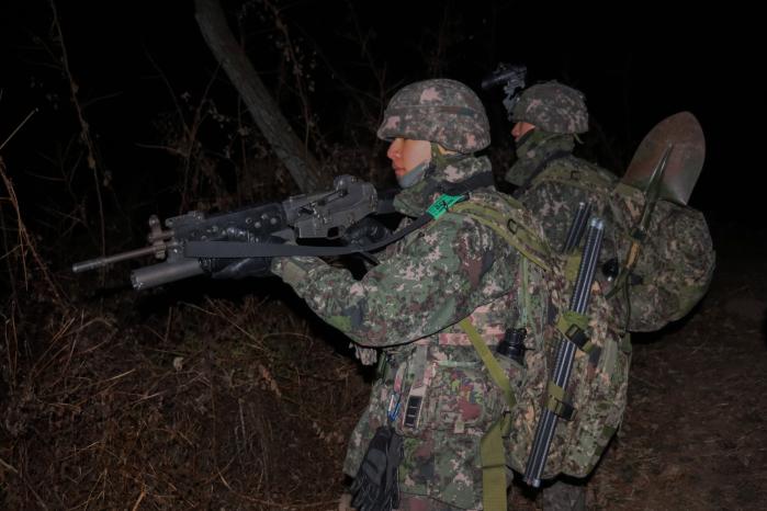 육군39보병사단 기동대대 장병들이 대항군 탐색격멸작전을 수행하고 있다. 사진 제공=최성욱 중위