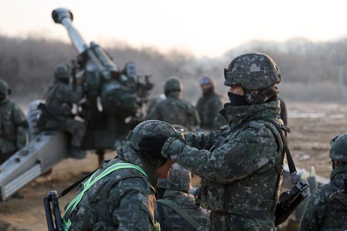 김태영(오른쪽) 예비역 중령이 포탄 사격 전 장병들의 안전 상태를 점검하고 있다.