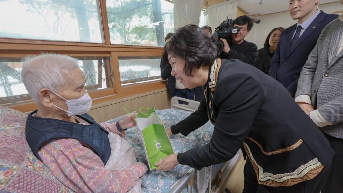 강정애 보훈부 장관이 12일 경기 수원시 보훈요양원에서 국가유공자를 위문한 뒤 건강죽을 전달하고 있다. 보훈부 제공