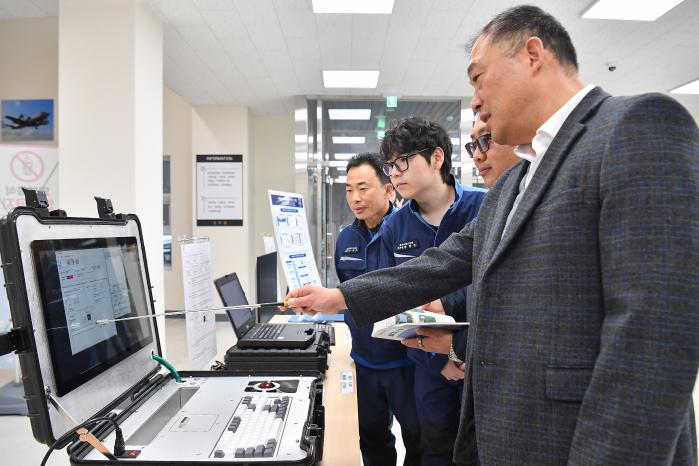 12일 해군군수사령부 운주관 대회의실에서 개최된 ‘함정 기술 연구개발 성과 발표회’에서 참석자들이 군 위성통신체계 모터드라이버 변환 장치를 소개받고 있다. 사진 제공=강승연 하사