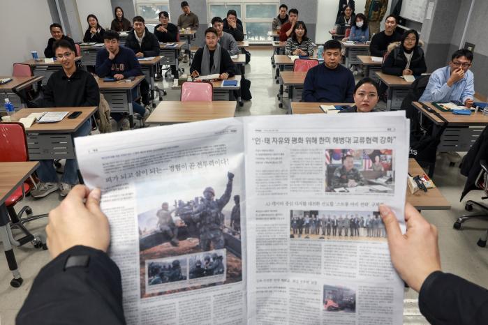 국방홍보아카데미 열려…군 매체 이해도 향상 12일 서울 용산구 국방대학교 서울캠퍼스에서 열린 국방홍보아카데미에서 수강생들이 강사로 나선 국방일보 기자의 설명을 듣고 있다. 각 군 공보담당 장교·군무원으로 구성된 수강생들은 이날 국방일보 취재·사진기자의 강의를 들으며 군 매체에 대한 이해도를 높였다. 김병문 기자