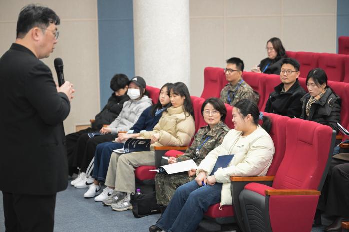 지난 13일 열린 해군작전사령부 ‘진로진학 아카데미’에서 군 가족과 자녀들이 입시에 관한 설명을 듣고 있다. 부대 제공