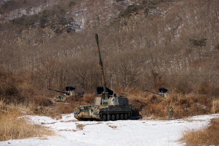 육군5보병사단 명문포병여단 K9 자주포가 고지 후사면에 임의의 적을 설정한 뒤 높은 각도로 포탄을 발사하는 고사계 사격 훈련을 하고 있다. 부대 제공