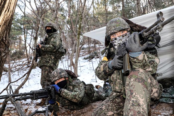 육군55보병사단 장병들이 혹한기 훈련 중 적의 출현에 대비하며 경계자세를 취하고 있다. 사진 제공=김윤수 군무주무관