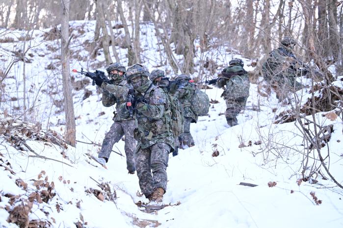 육군6보병사단 장병들이 혹한기 전술훈련 중 적의 기습에 대비하며 기동하고 있다. 부대 제공