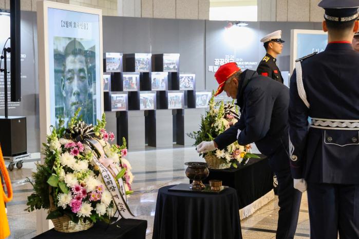 ‘2월의 호국인물’ 현양행사에서 이학현 병장의 동생 이교현 씨가 분향하고 있다. 전쟁기념사업회 제공