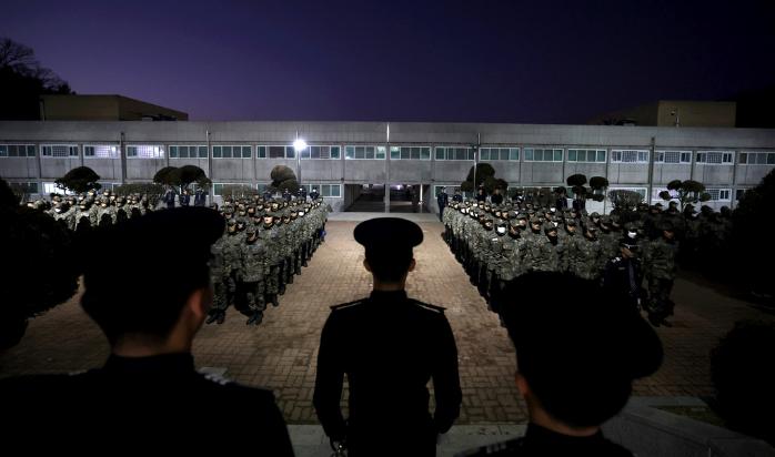 오전 6시40분. 기상 알림이 울린 지 10분 만에 전투복을 입고 정렬한 공군사관학교 77기 예비생도들. 지난달 31일 ‘성무기초훈련’을 시작한 예비생도들은 4주간 훈련을 이수하면 오는 28일 정식 생도가 된다.