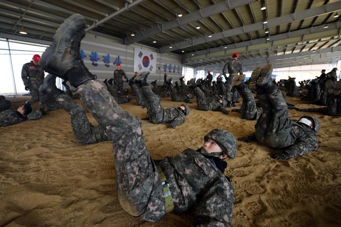 예비생도들이 유격체조 8번 몸돌리기하는 모습.
