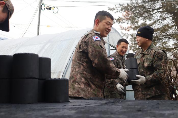 육군3기갑여단 불곰장학회 소속 장병들이 지난 15일 어려운 이웃에게 연탄을 전달하고 있다. 부대 제공