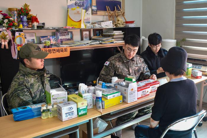 해병대1사단 수색대대 군의관이 지난 9일 동계 설한지 훈련 중 지역 경로당을 찾아 주민을 위한 일대일 건강상담을 하고 있다. 부대 제공