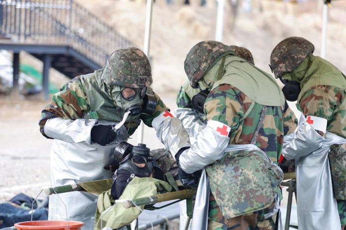 육군72보병사단 장병들이 혹한기 훈련 중 대량 사상자 관리 절차를 숙달하고 있다. 부대 제공