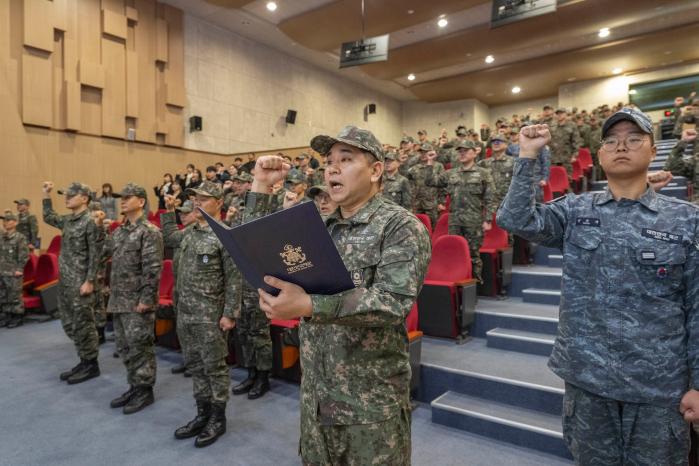 해군교육사령부 장병들이 리스펙트 선포식에서 결의를 다지고 있다.