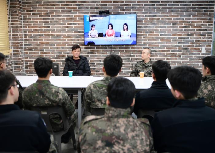 해군1함대 정신전력 순회교육에서 북한이탈주민 김일혁 씨가 강원권 부대를 방문해 강연하고 있다. 부대 제공