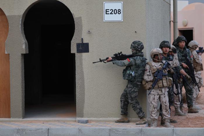 ‘2025년 UAE 연합훈련 TF’ 소속 해병대2사단 장병들이 UAE 알하므라 도시지역훈련장에서 UAE군과 연합 도시지역작전 훈련을 하고 있다.