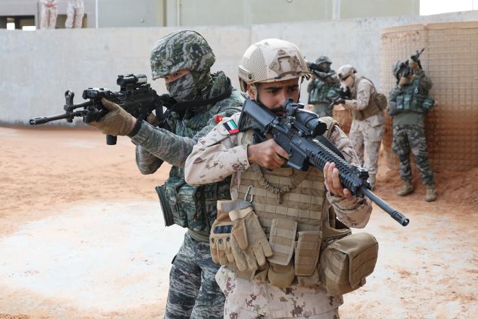 해병대2사단과 UAE군 장병들이 팀을 이뤄 건물 안으로 진입하고 있다.